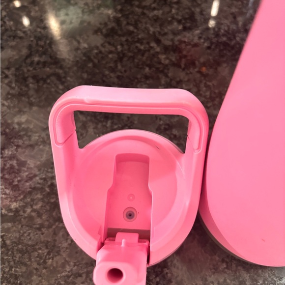 Pink 26oz yeti water bottle with Lid and Straw - Picture 5 of 5